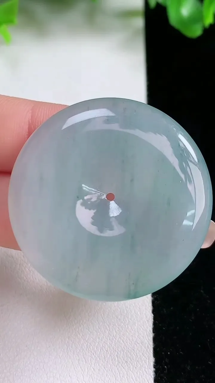 天然A货翡翠冰种飘花平安扣吊坠，尺寸39-6，重量:19.88g
1月21日