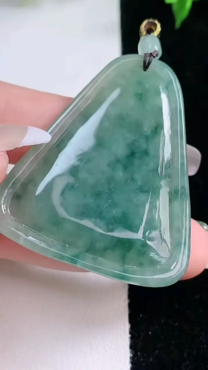 天然A货翡翠飘花文殊菩萨吊坠，尺寸46-36-5.5，重量:17.33g
1月21日