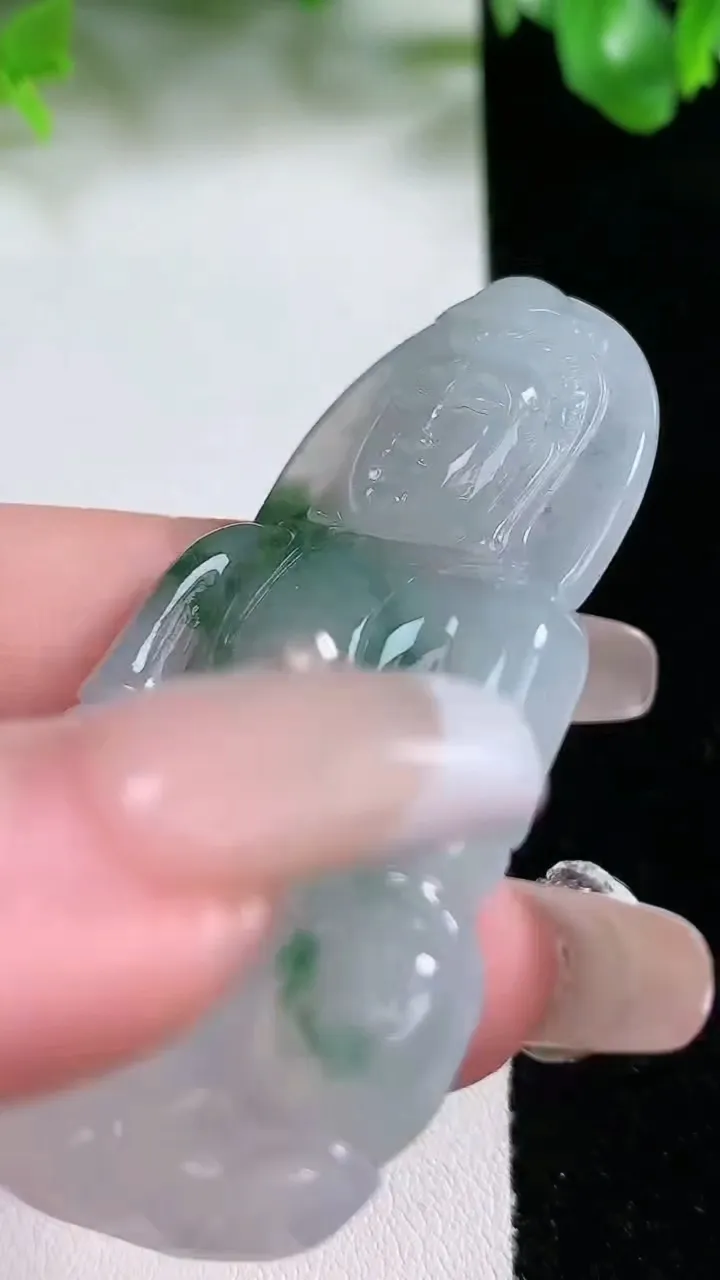 天然A货翡翠冰种飘花观音菩萨吊坠，尺寸59-35.7-5.8，重量:20.44g
1月21日