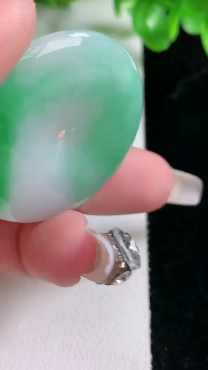 天然A货翡翠平安扣吊坠，尺寸35.3-5.6，重量:12.83g
1月21日