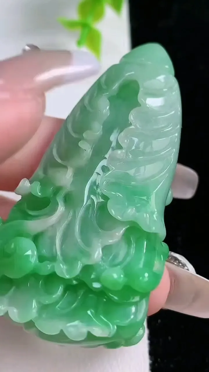 天然A货翡翠白菜吊坠，尺寸59.3-33.2-11.6，重:34.13g
1月21日