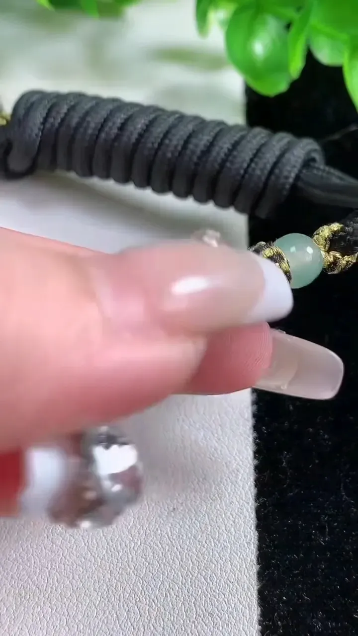 天然A货翡翠观音菩萨吊坠，尺寸54.6-28.3-5.5，重量:23.89g
1月21日