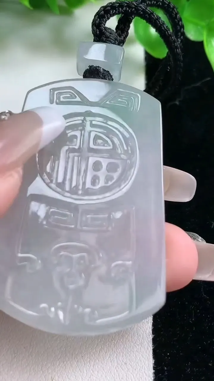 天然A货翡翠仿古无事牌吊坠，尺寸50.6-33-6，重量:32.64g
1月21日