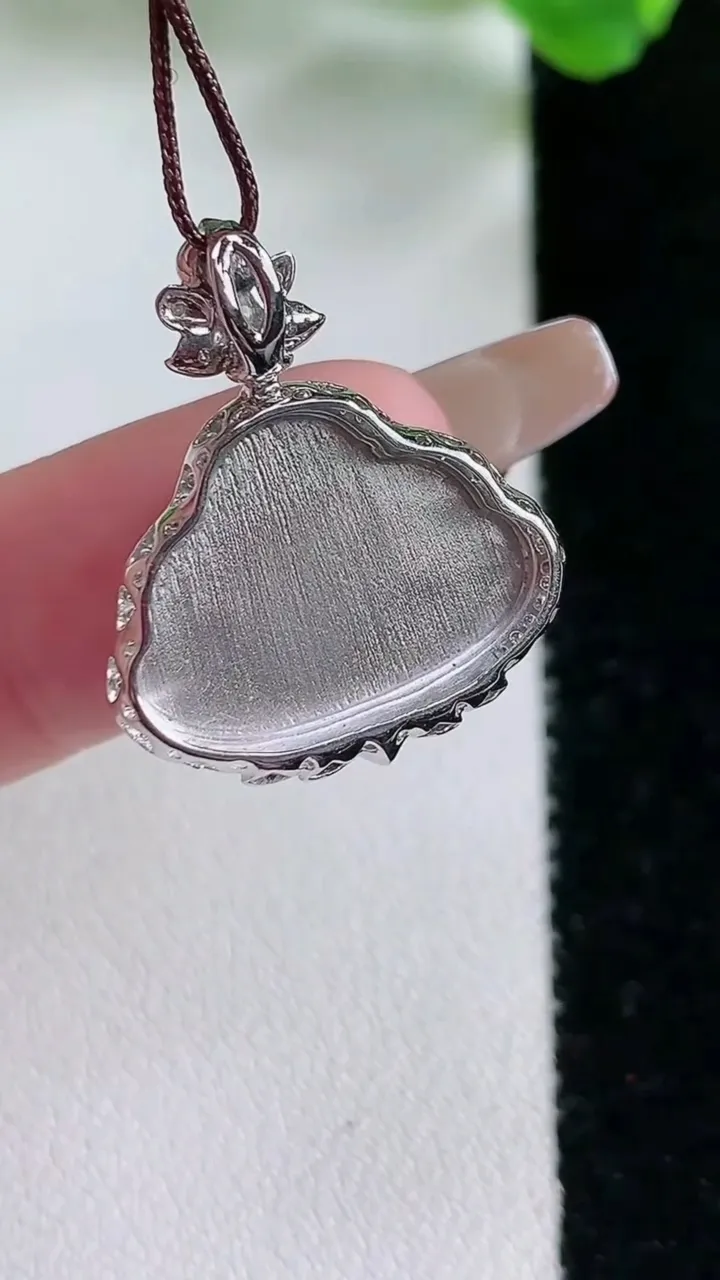 天然A货翡翠佛公吊坠，尺寸23.8-20-5.8，裸石13-18重量:2.86g
1月21日