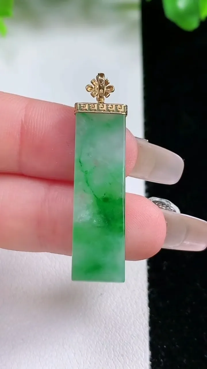 天然A货翡翠无事牌吊坠，尺寸32.4-9.4-2.7，重量:3.25g
1月21日