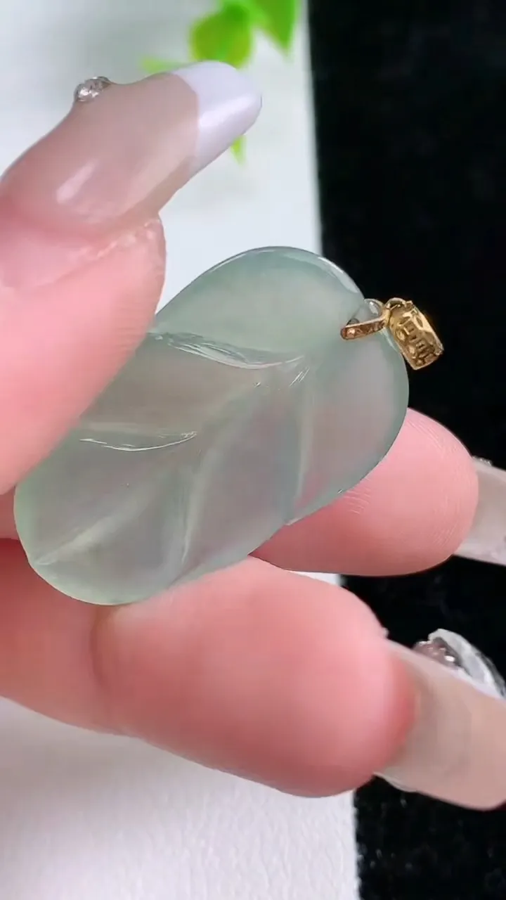 天然A货翡翠金枝玉叶 叶子吊坠，尺寸29.5-18.5-4，重:4.10g
1月21日