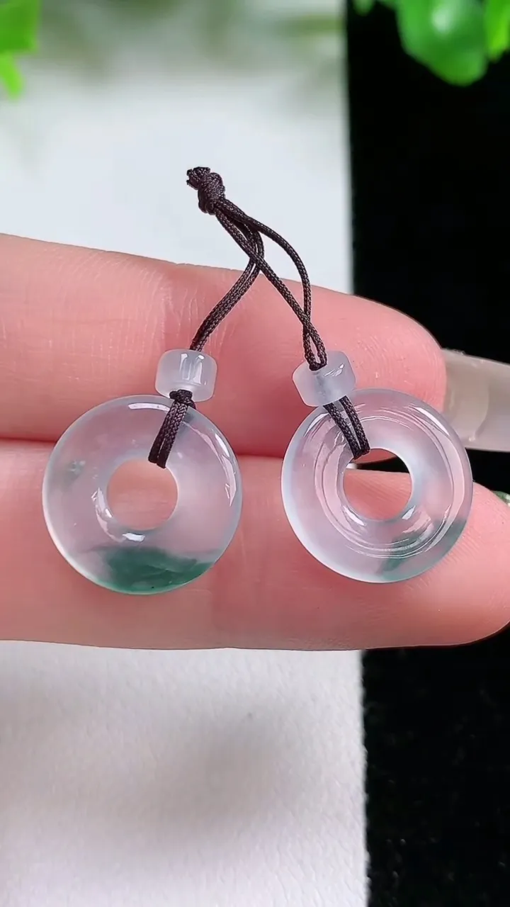 天然A货翡翠冰种飘花平安环吊坠一对，尺寸14.3-1.8，重量:2.20g
1月21日