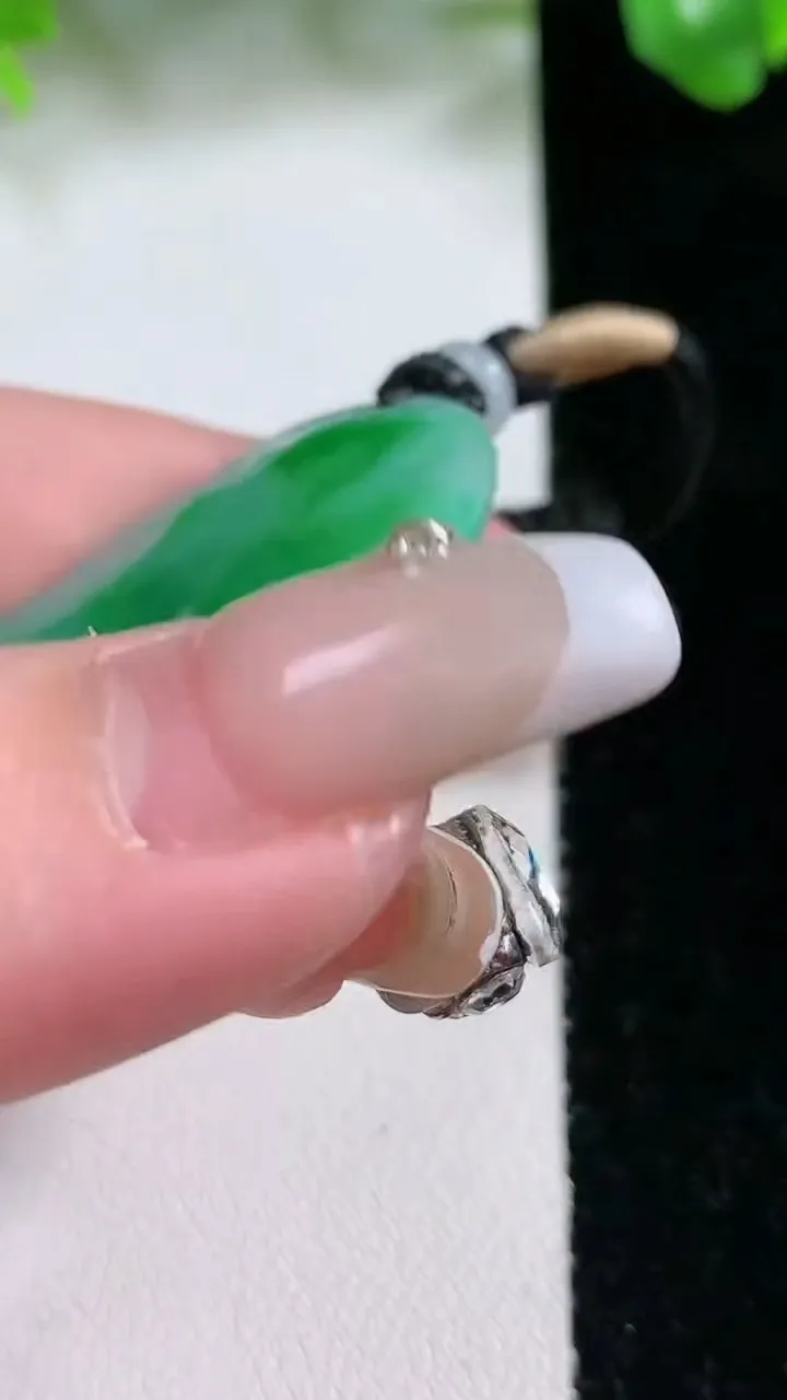 天然A货翡翠无相佛吊坠，尺寸38.8-33-5，重量:15.98g
1月21日