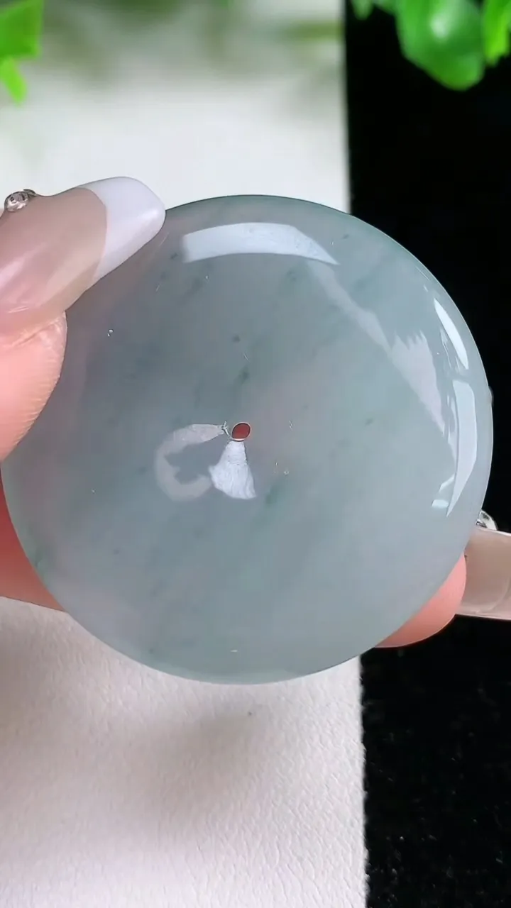 天然A货翡翠冰种飘花平安扣吊坠，尺寸39-6，重量:19.88g
1月21日