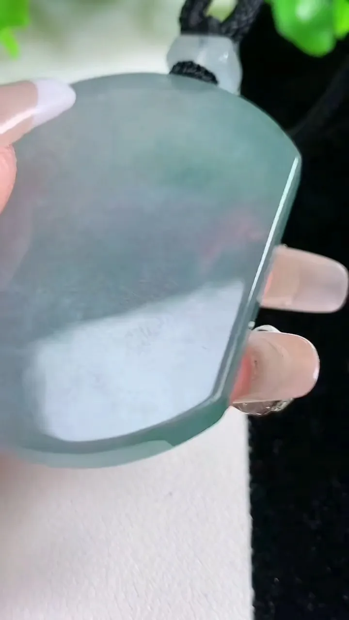 天然A货翡翠冰种飘花无事牌吊坠，尺寸50-36.7-5.5，重量:33.21g
1月21日