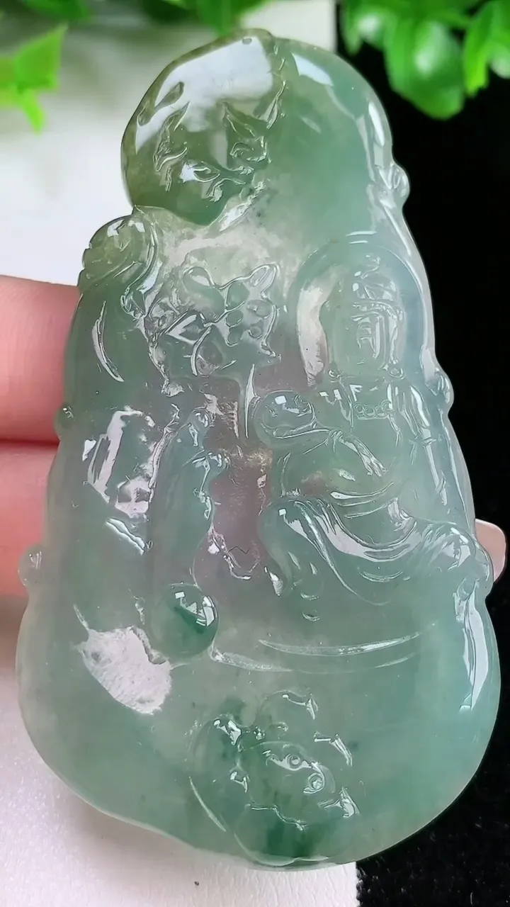 天然A货翡翠冰种飘花观音菩萨吊坠，尺寸77.7-42.7-4，重量:30.27g
1月21日