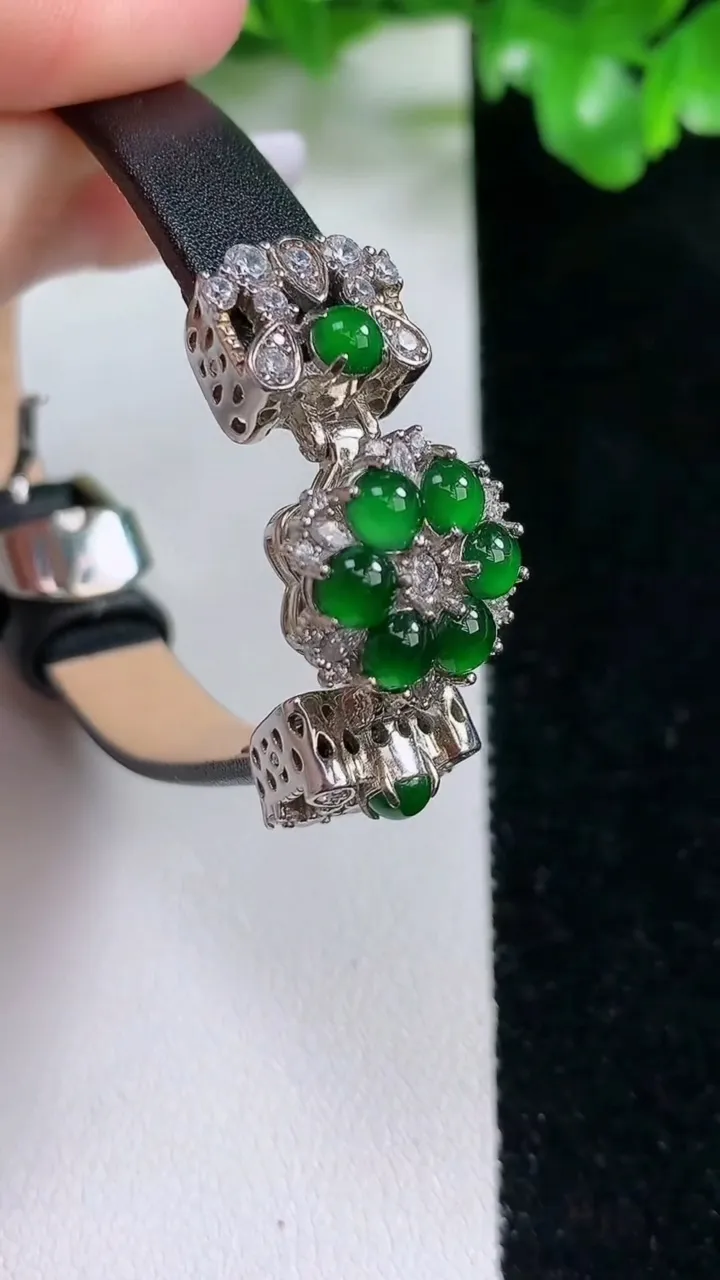 天然A货翡翠蛋面手表，尺寸14.5-4，重量:13.49g
1月21日