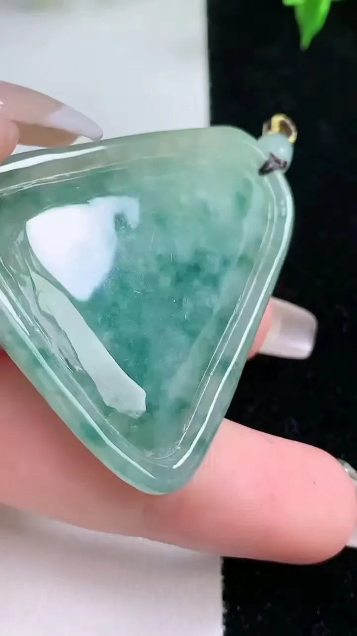 天然A货翡翠飘花文殊菩萨吊坠，尺寸46-36-5.5，重量:17.33g
1月21日