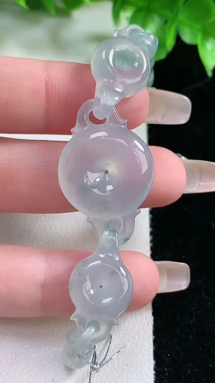 天然A货翡翠种飘花平安扣手链，尺寸28.2-19.4-5.9，重量:12.38g
1月21日