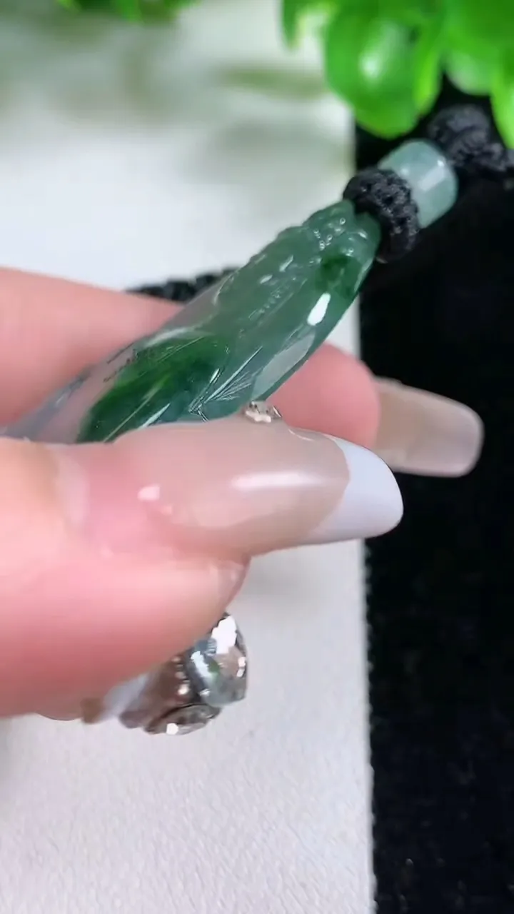 天然A货翡翠冰种飘花观音菩萨吊坠，尺寸58-33-5，重量:25.08g
1月21日