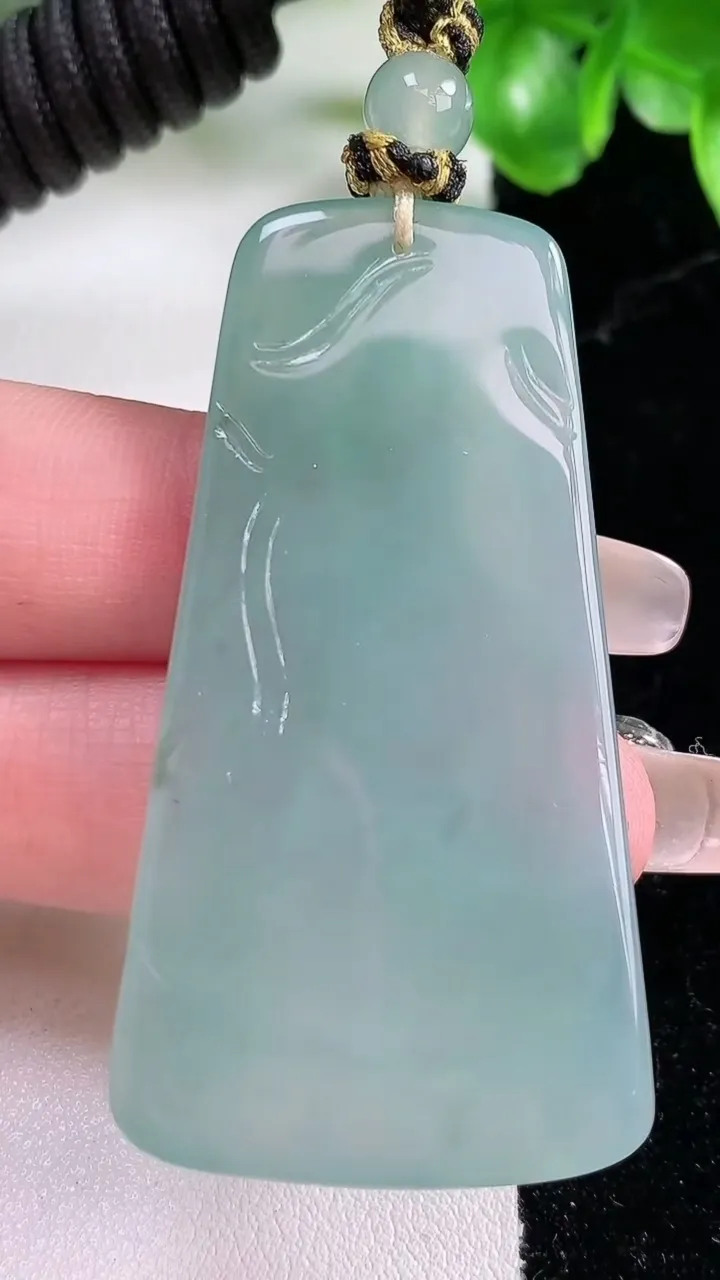 天然A货翡翠观音菩萨吊坠，尺寸54.6-28.3-5.5，重量:23.89g
1月21日