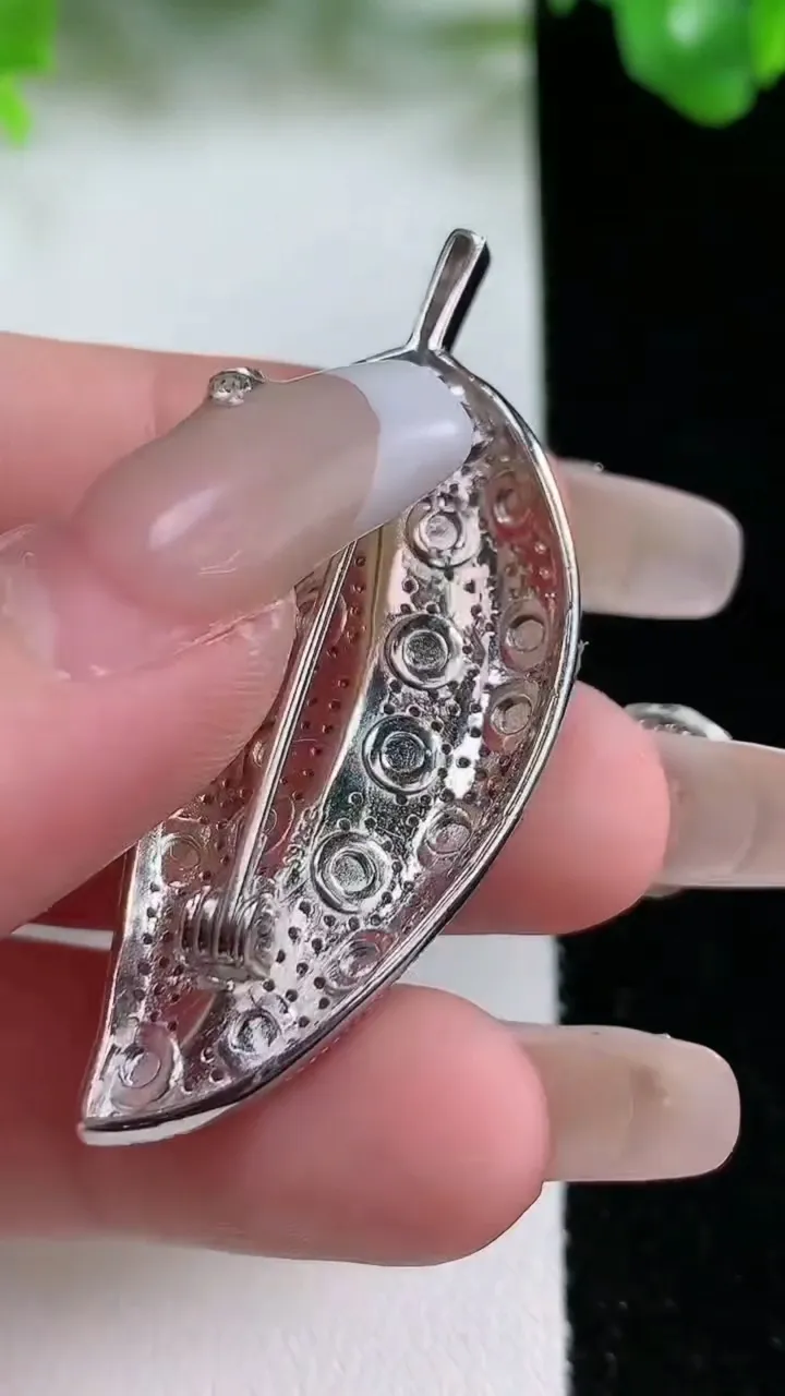 天然A货翡翠蛋面金枝玉叶 叶子胸针，尺寸2，重量:7.92g
1月21日