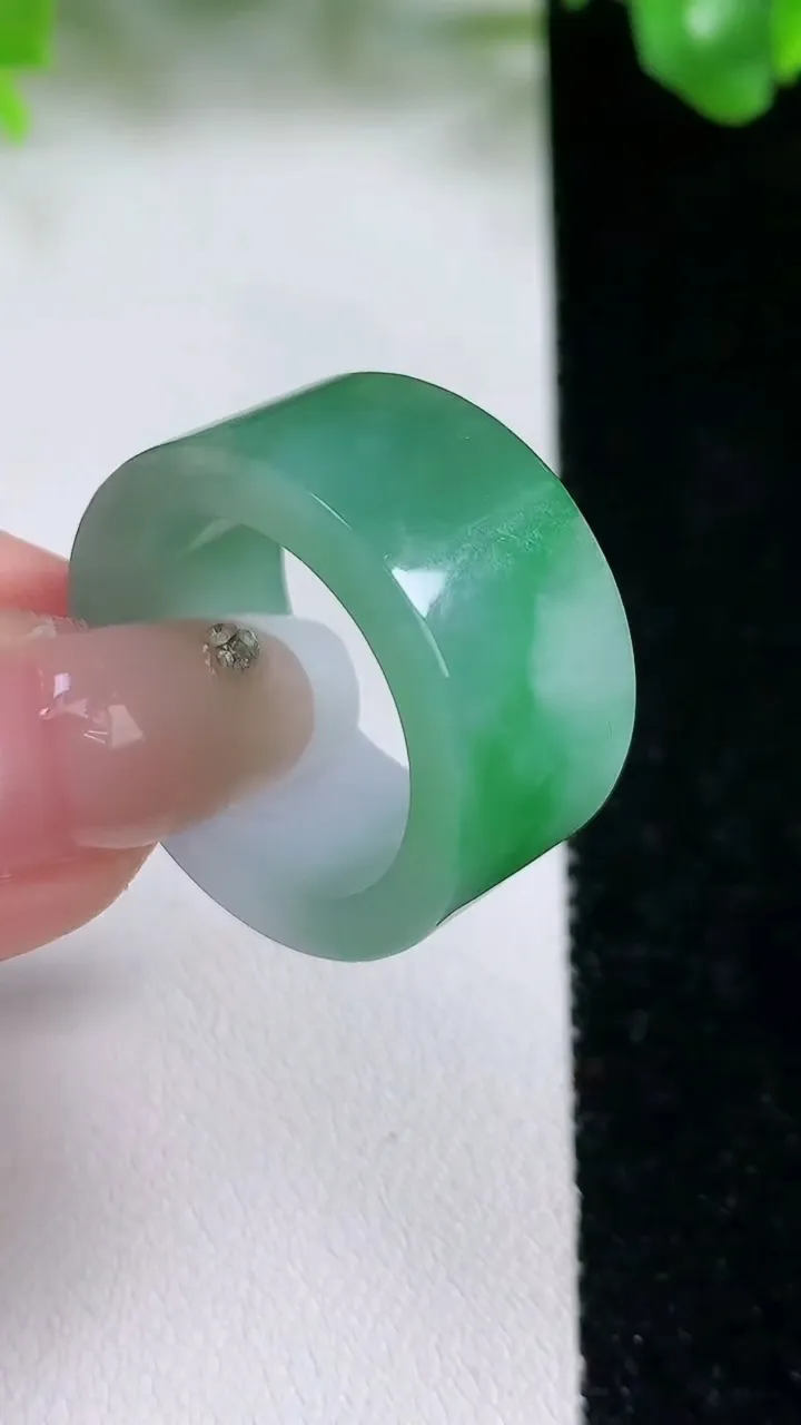 天然A货翡翠指环扳指，尺寸19.8-12.4-3.3，重量:11.60g2026年1月21日
工厂直销收藏佳品,种好水足，色泽均匀，有种有色，上手高大气！