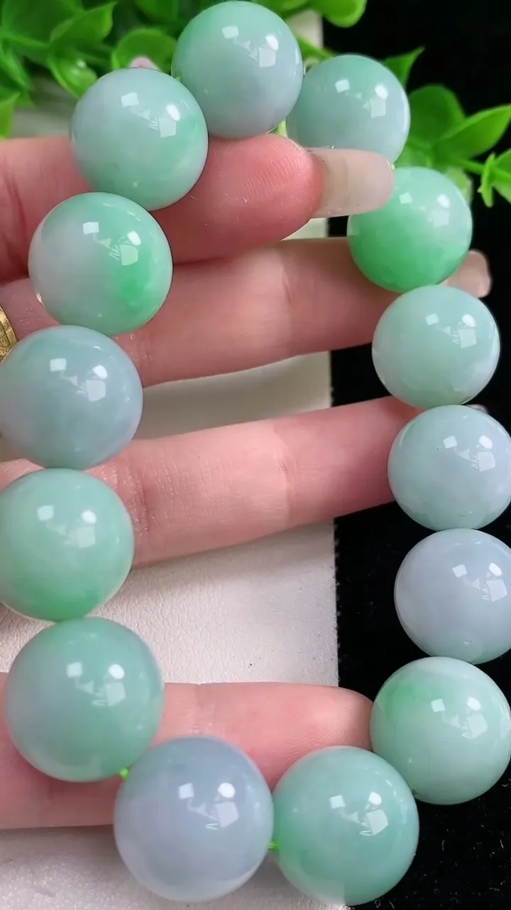 天然A货翡翠圆珠手串，尺寸15-14颗，重量:86.85g1月21日
工厂直销收藏佳品,种好水足，色