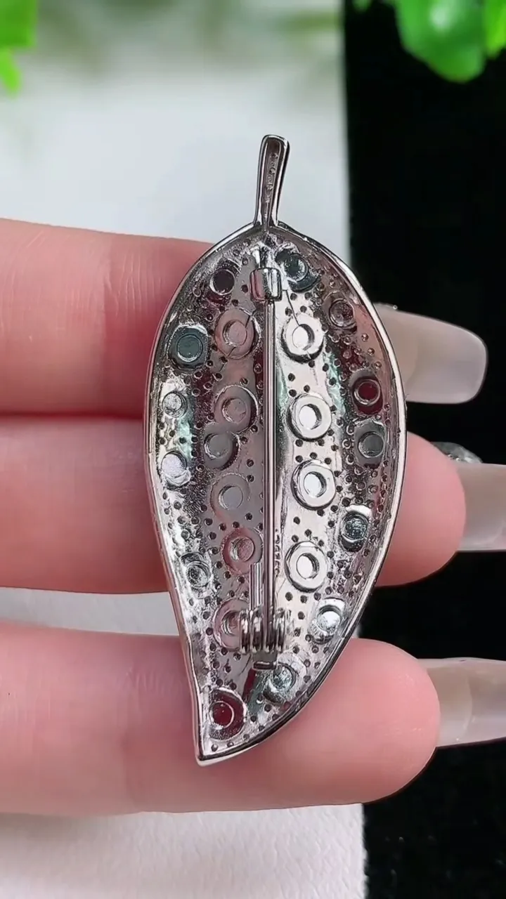 天然A货翡翠蛋面金枝玉叶 叶子胸针，尺寸2，重量:7.92g
1月21日