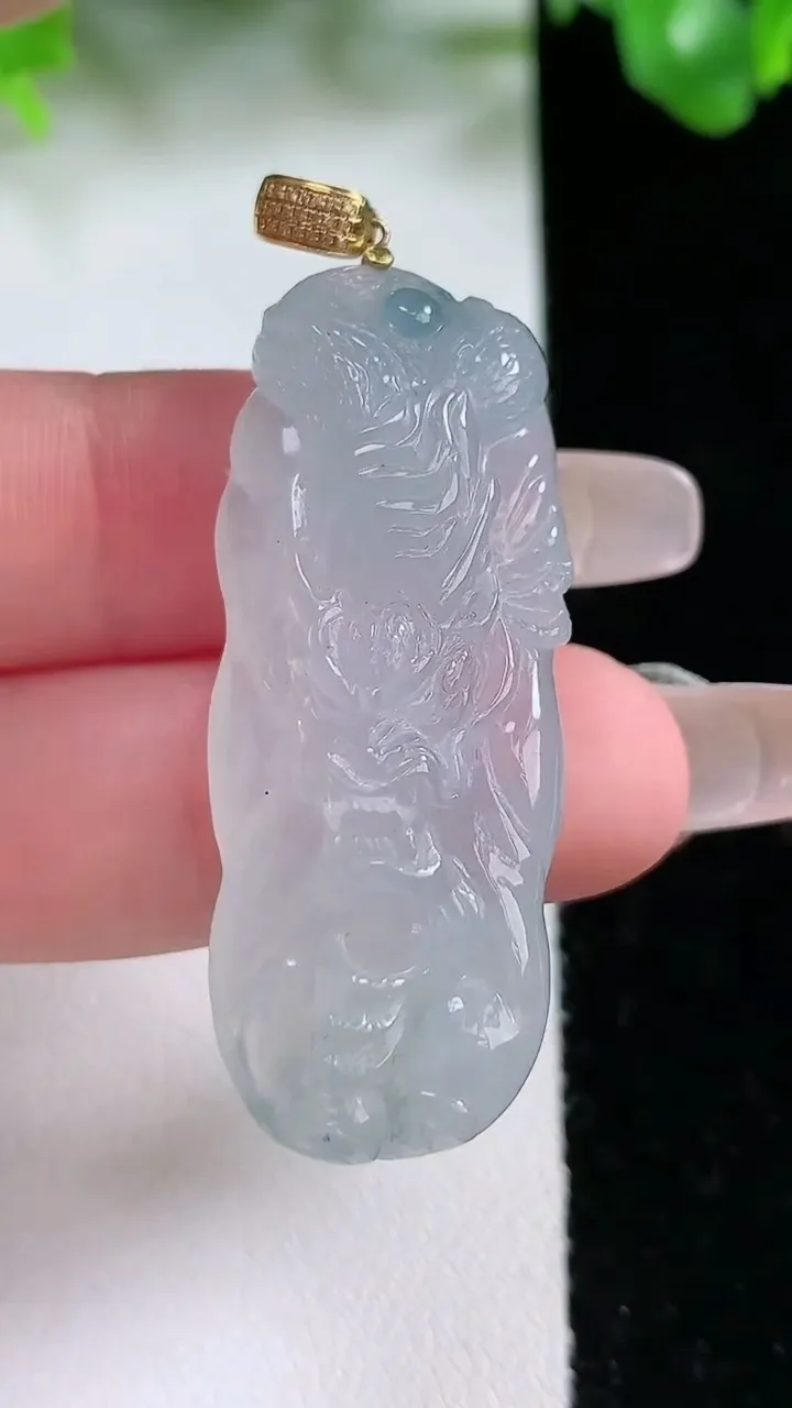 天然A货翡翠种飘花龙牌吊坠，尺寸43.2-16.5-10，重量:13.59g
1月21日