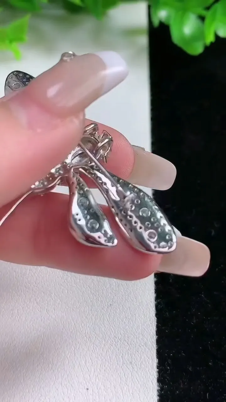 天然A货翡翠蛋面蜻蜓胸针，尺寸5.6，重量:10.94g
1月21日