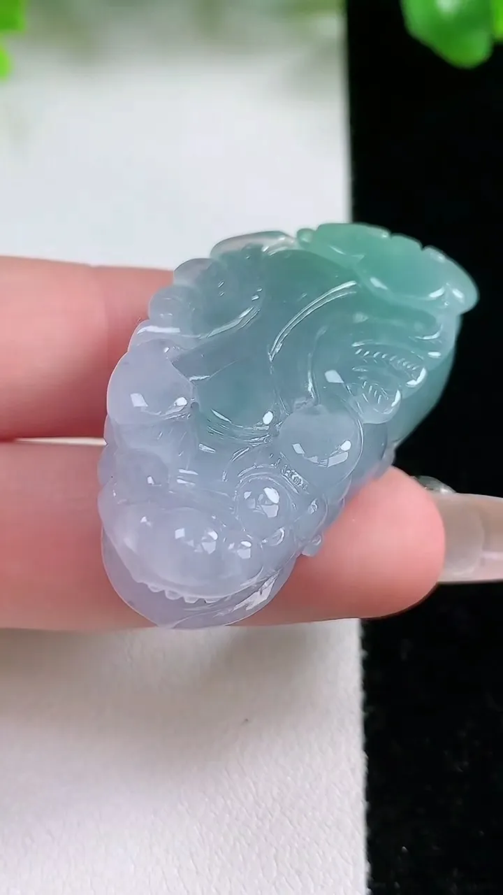 天然A货翡翠春带彩紫罗兰貔貅吊坠，尺寸40.6-21.6-11，重量:23.66g
1月21日