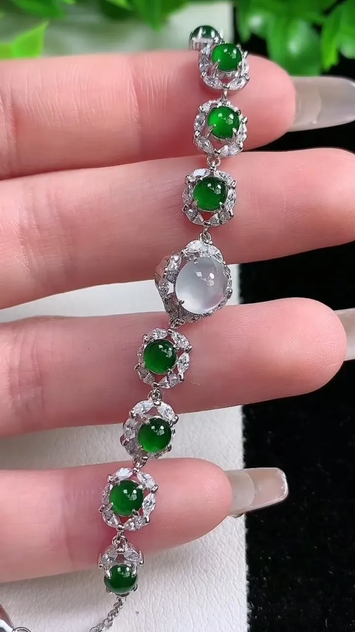 天然A货翡翠种白冰蛋面手链，尺寸7-7.2，重量:6.49g
1月21日