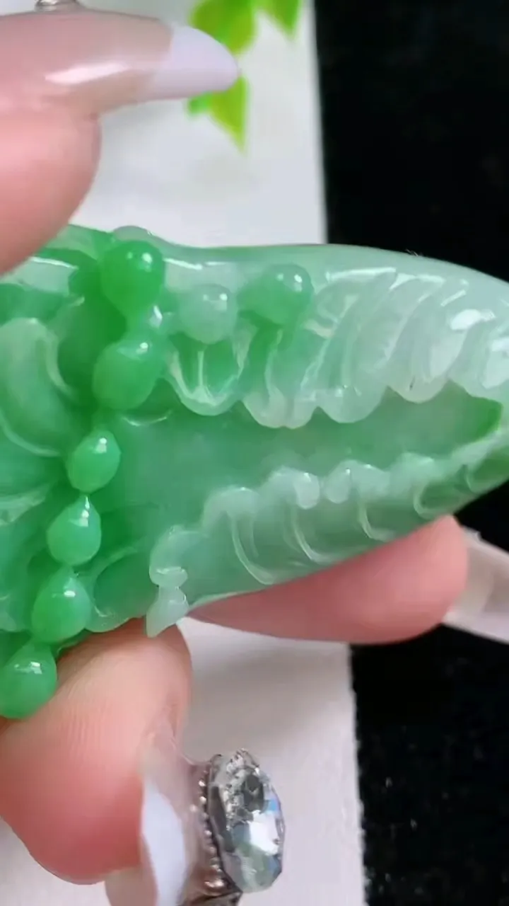 天然A货翡翠白菜吊坠，尺寸59.3-33.2-11.6，重:34.13g
1月21日