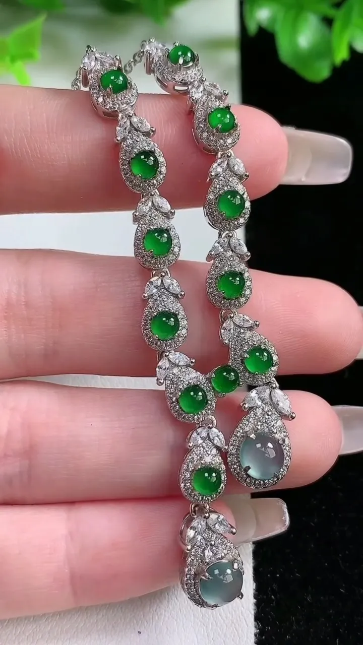 天然A货翡翠种白冰蛋面项链，尺寸6.4，重量:12.62g1月21日
工厂直销收藏佳品,种好水足，色泽均匀，有种有色，上手高大气！