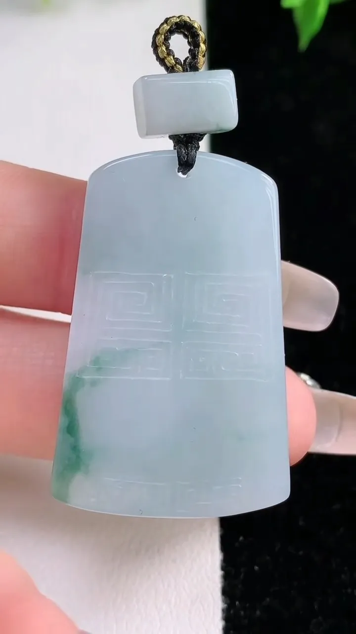 天然A货翡翠飘花仿古无事牌吊坠，尺寸38.5-24.6-5.4，重量:15.84g
1月21日