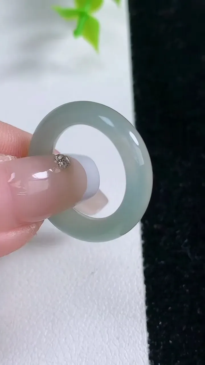 天然A货翡翠指环戒指，尺寸16.6-6-4，重:3.74g2026年1月21日
工厂直销收藏佳品,种好水足，色泽均匀，有种有色，上手高大气！