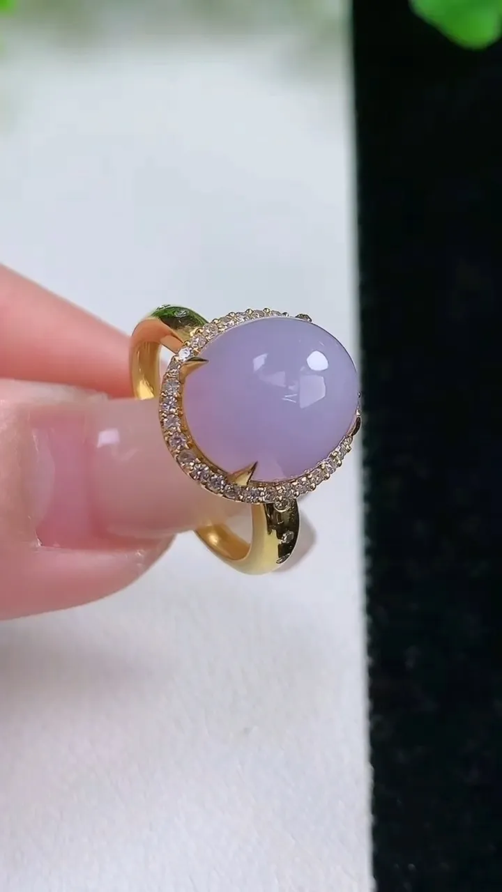 天然A货翡翠18K金紫罗兰蛋面戒指，尺寸17.5-11.6-10-10.8，重量:4.19g2026年1月21日
工厂直销收藏佳品,种好水足，色泽均匀，有种有色，上手高大气！