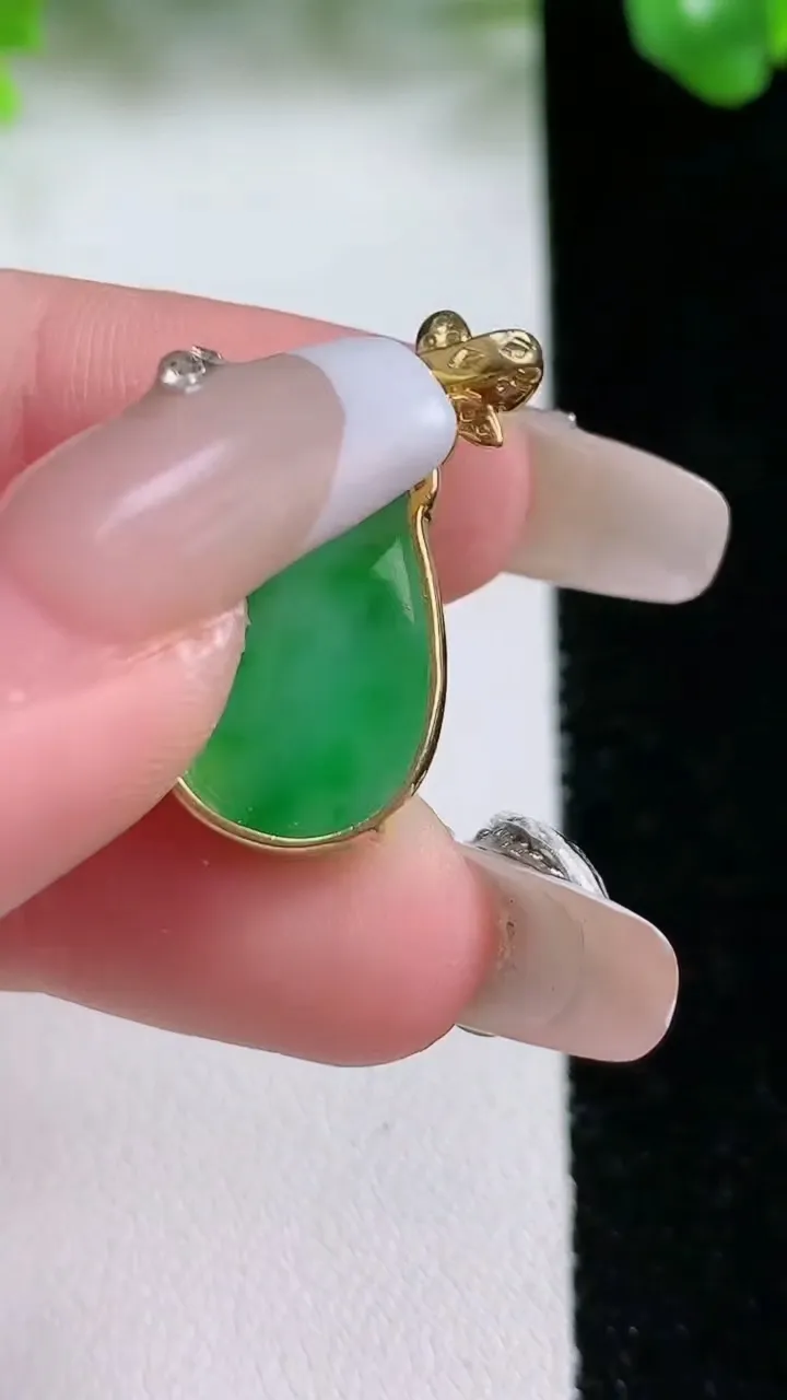 天然A货翡翠水滴吊坠，尺寸18.7-12.4-6.2，重量:2.95g
1月21日