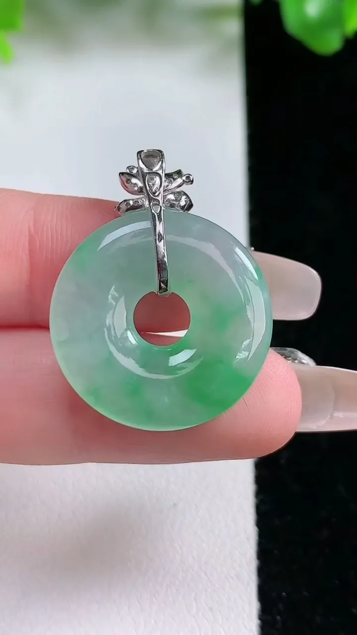 天然A货翡翠平安环吊坠，尺寸23.2-3.6，重量:5.03g
1月21日