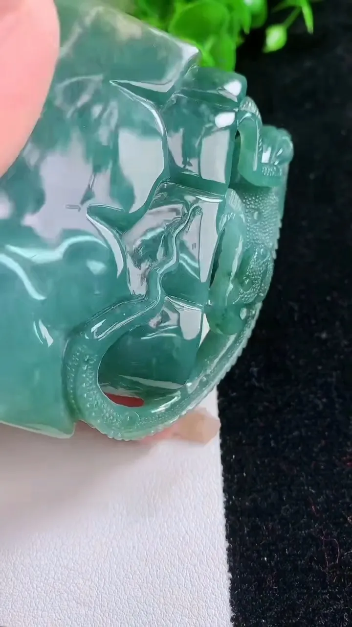 天然A货翡翠今非昔比 蜥蜴印章，尺寸68.2-23.2-58.2，重:186.80g
1月21日