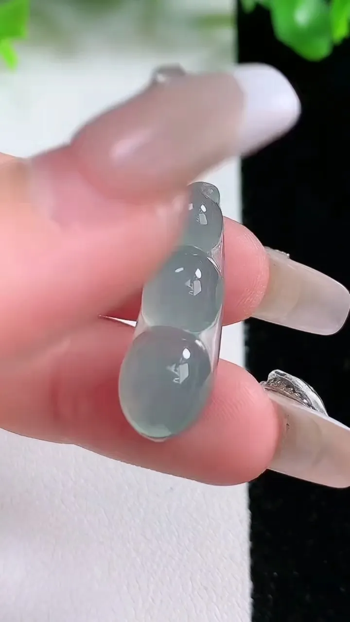 天然A货翡翠福豆吊坠，尺寸28-9.4-5.8，重量:2.74g
1月21日