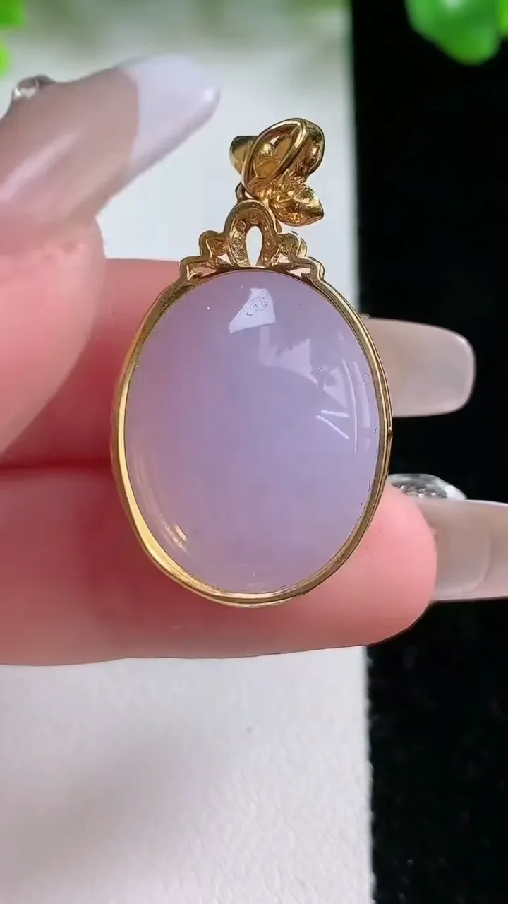 天然A货翡翠18K金紫罗兰蛋面吊坠，尺寸32.7-18.4-12.2，裸石21.5-17.4重量:9.52g
1月21日