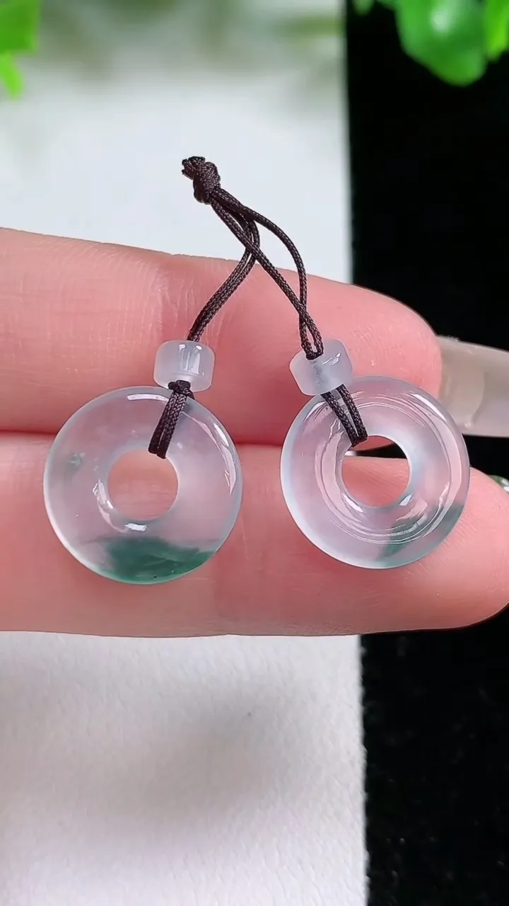 天然A货翡翠冰种飘花平安环吊坠一对，尺寸14.3-1.8，重量:2.20g
1月21日