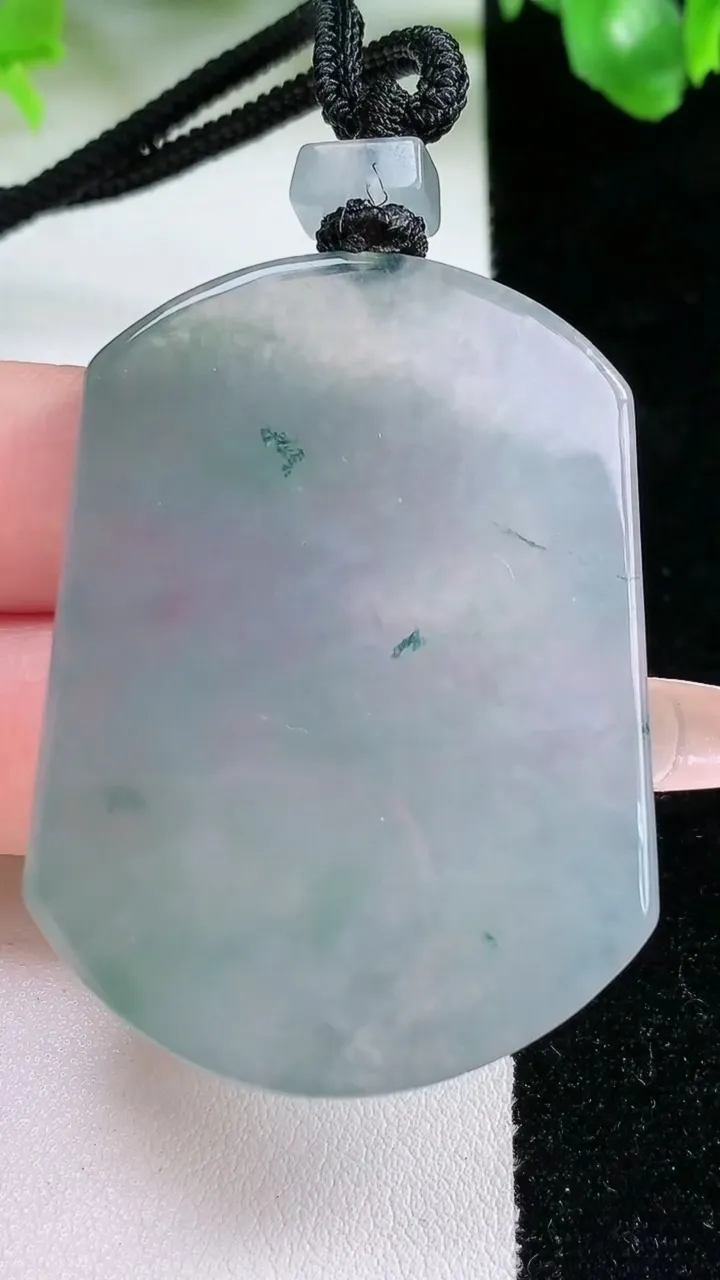 天然A货翡翠冰种飘花无事牌吊坠，尺寸50-36.7-5.5，重量:33.21g
1月21日