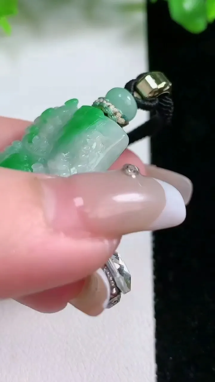 天然A货翡翠山水牌吊坠，尺寸43-27-7，重量:26.80g
1月21日