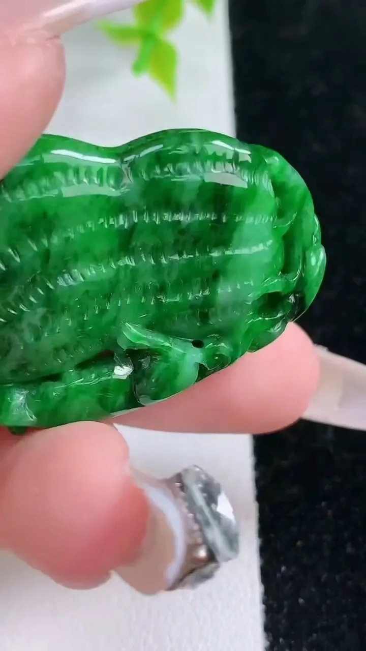 天然A货翡翠花生吊坠，尺寸40-27-9.3，重:17.13g
1月21日