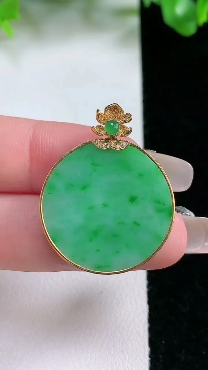 天然A货翡翠无事牌吊坠，尺寸25-2.5，重量:4.91g
1月21日