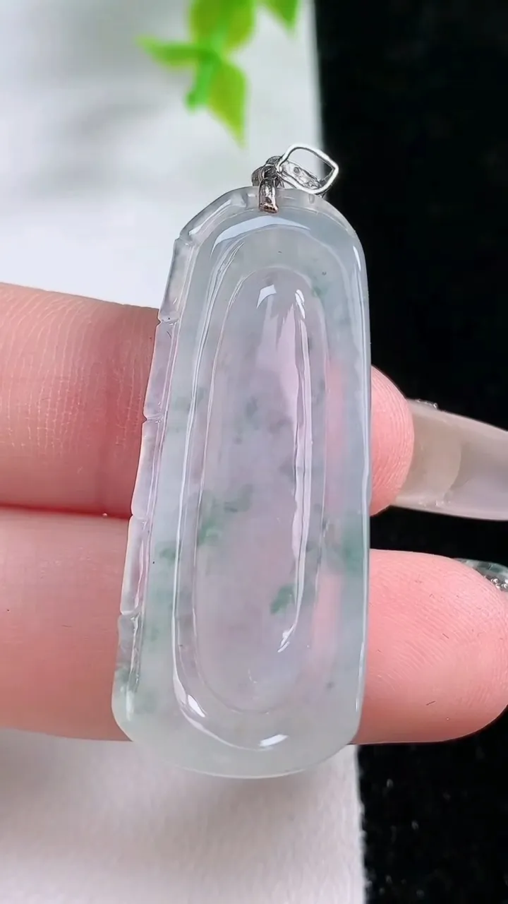 天然A货翡翠飘花节节高升 竹节吊坠，尺寸38-15.5-6.2，重:7.83g
1月21日