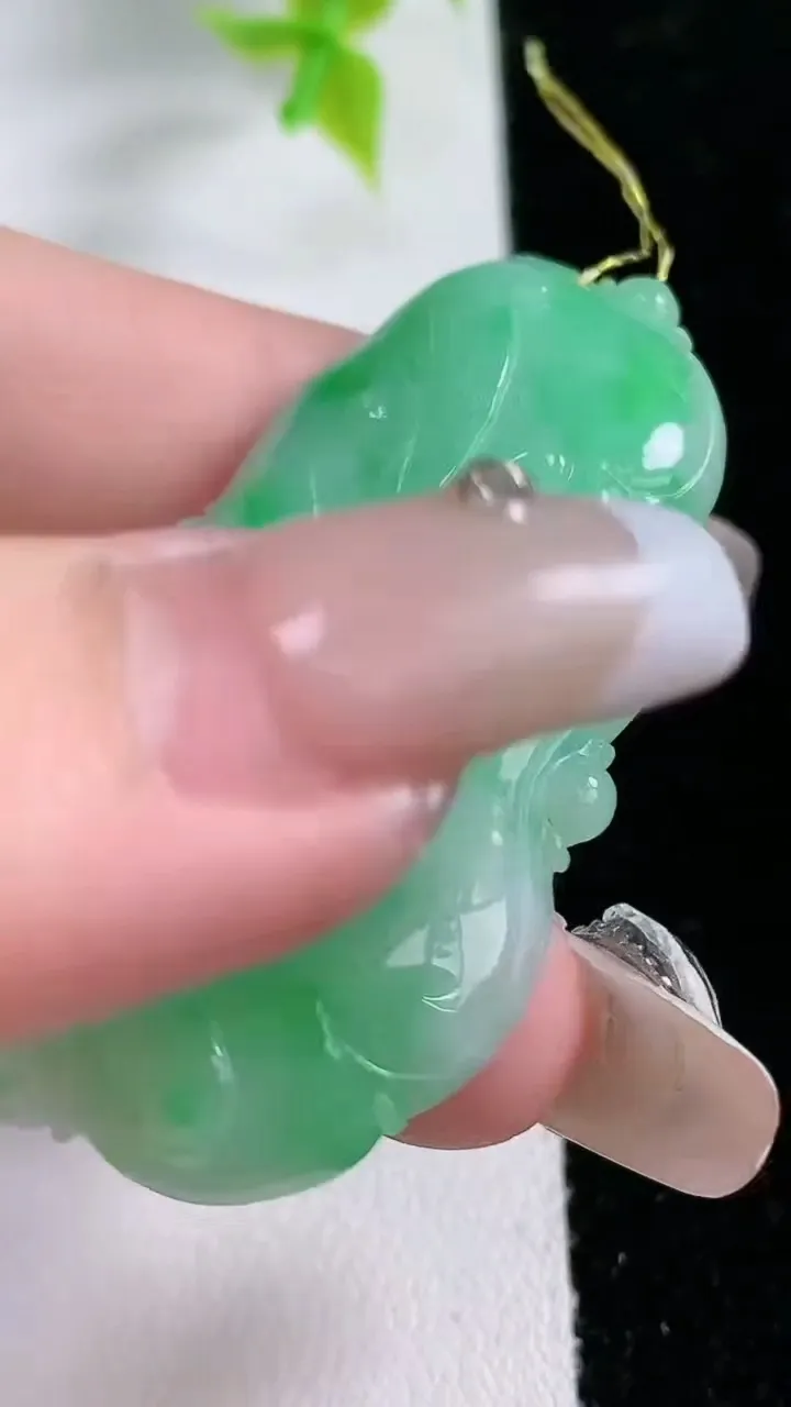 天然A货翡翠荷叶吊坠，尺寸48.5-27.5-7.1，重:17.46g
1月21日