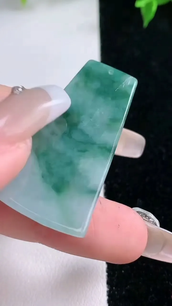 天然A货翡翠飘花不动明王吊坠，尺寸41.8-21.8-5.8，重量:11.03g
1月21日