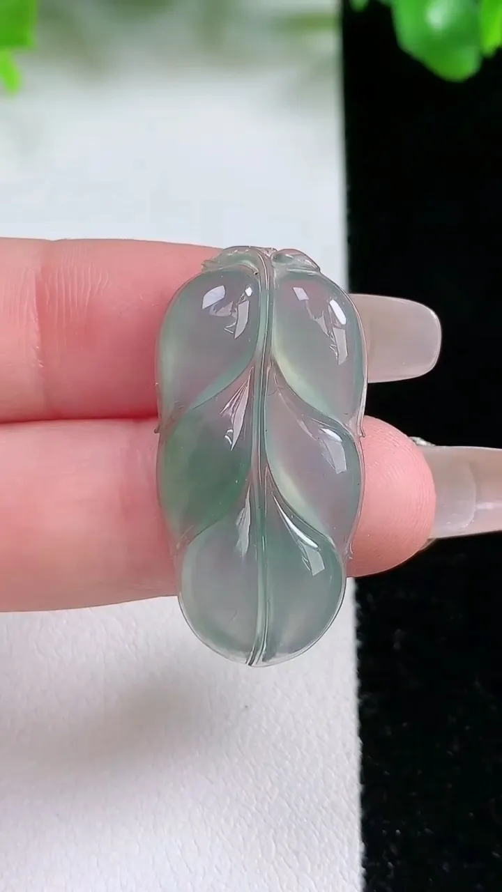 天然A货翡翠冰种飘花金枝玉叶 叶子吊坠，尺寸32.3-16.6-3.7，重量:3.57g
1月21日