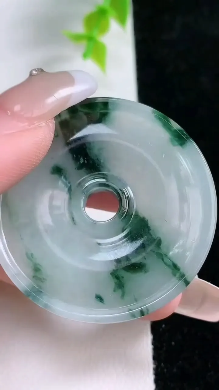 天然A货翡翠飘花母子平安扣吊坠，尺寸51.7-5.2，重:18.51g
1月21日