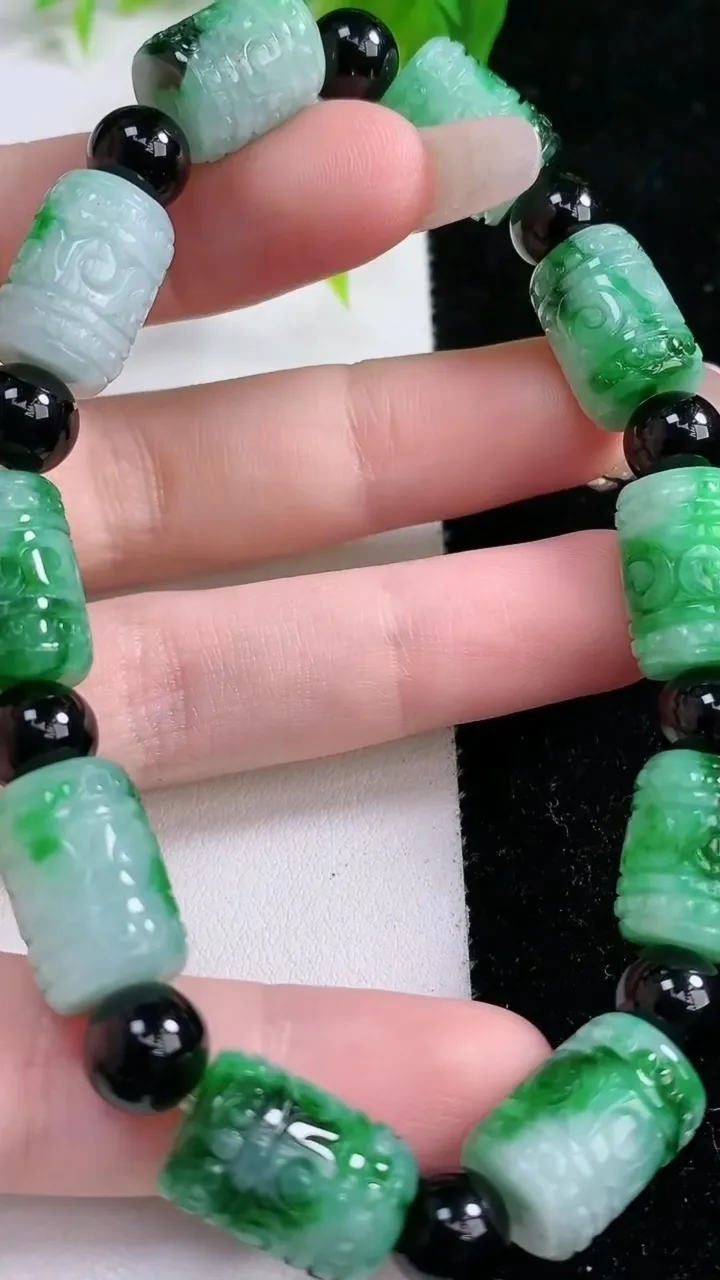 天然A货翡翠路路通手串，尺寸14.4-10，重:39.51g1月21日
工厂直销收藏佳品,种好水足，色泽均匀，有种有色，上手高大气！