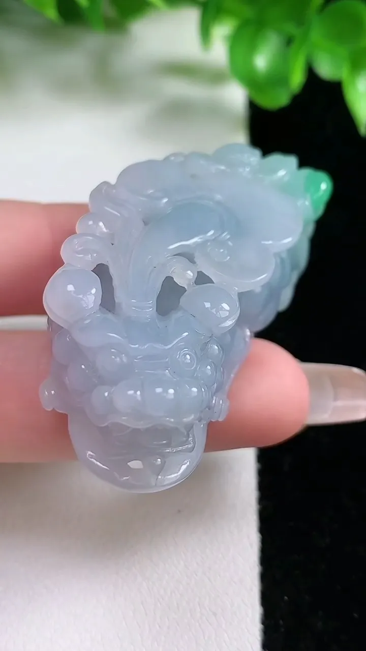 天然A货翡翠春带彩紫罗兰貔貅吊坠，尺寸49.6-23-14.9，重量:34.08g
1月21日